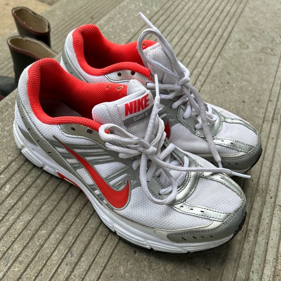 Women’s 9 Nike Dart - Picture 2 of 2